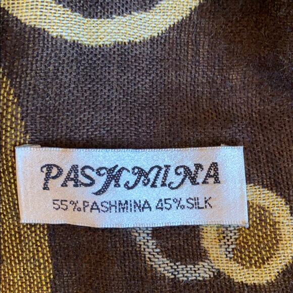 Striking Scarf - Picture 5 of 5